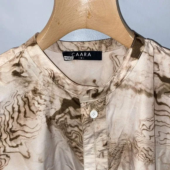 CAARA Button down size M - Picture 2 of 4